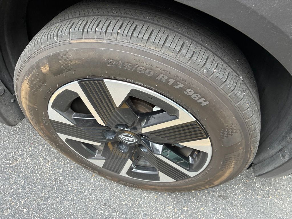 Used 2025 Nissan Kicks SV AWD/4WD image 6