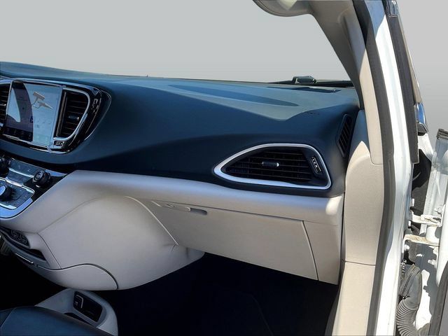 Used 2024 Chrysler Pacifica Touring-L FWD image 28