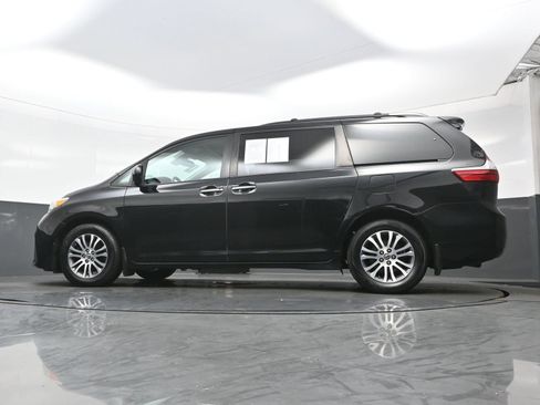 Used 2018 Toyota Sienna XLE Premium w/ Carpet Mat Package FWD image 32
