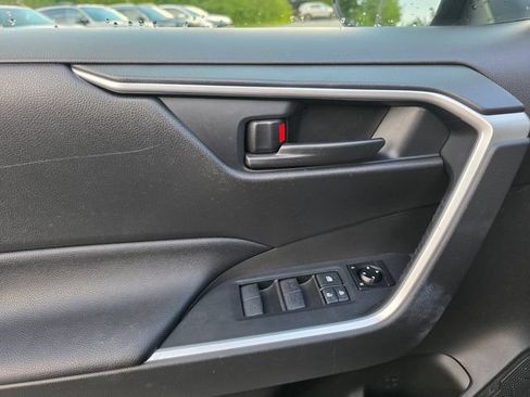 Used 2021 Toyota RAV4 LE AWD/4WD image 24