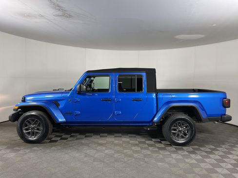 Used 2024 Jeep Gladiator Sport image 3