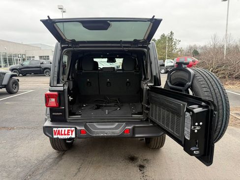 Used 2025 Jeep Wrangler Unlimited Sahara image 38