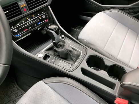 Used 2025 Volkswagen Jetta SE w/ Sunroof Package image 19