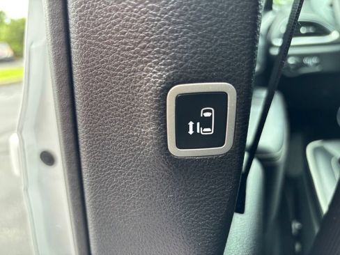 Used 2025 Chrysler Pacifica Limited FWD image 18