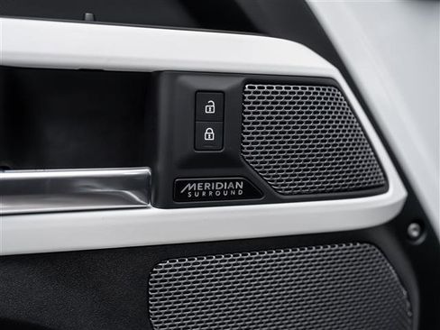 Used 2023 Land Rover Defender 110 SE image 25
