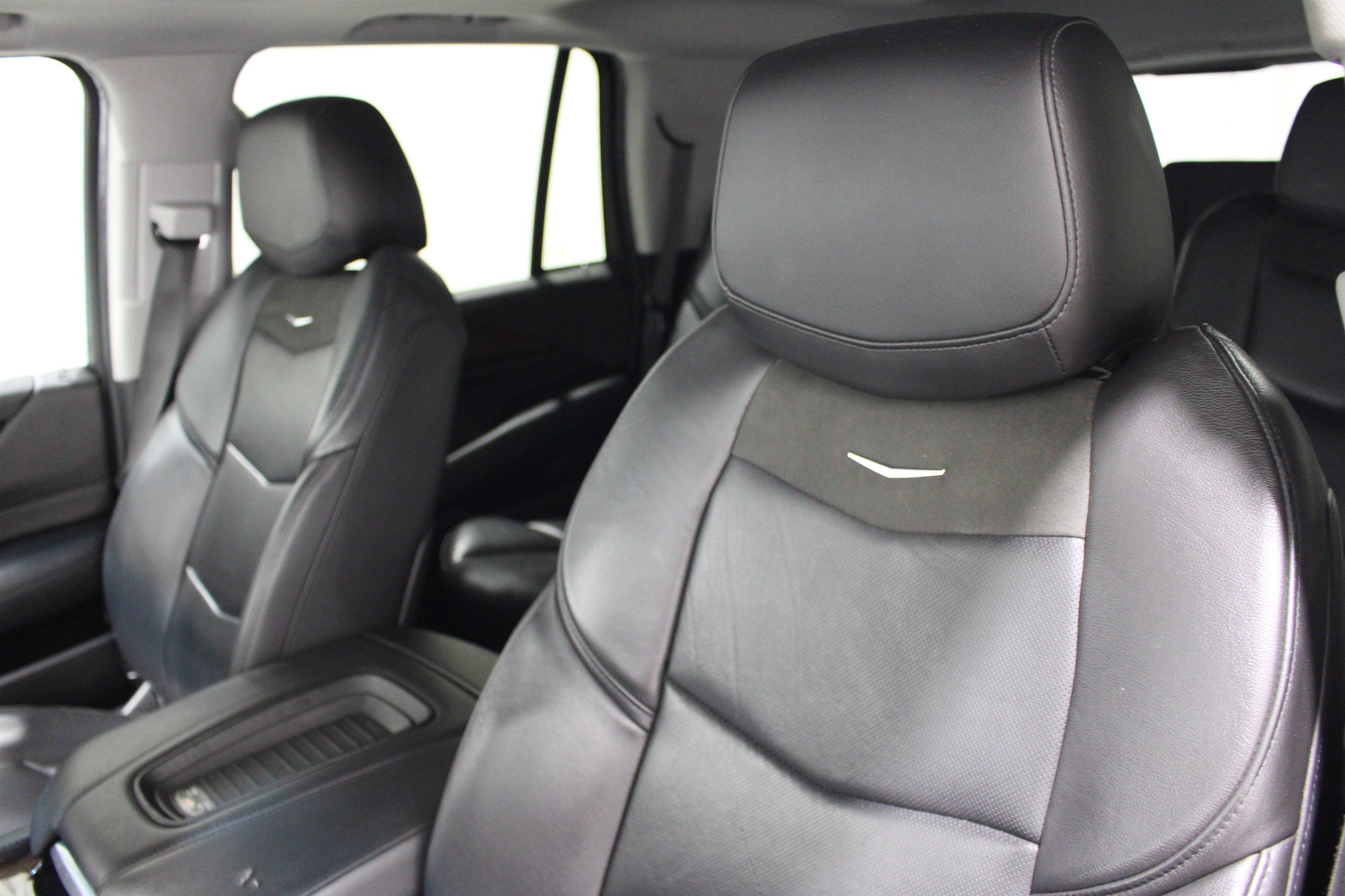Used 2018 Cadillac Escalade Luxury AWD/4WD image 4