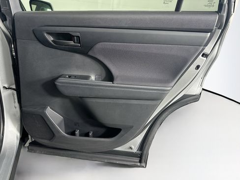 Used 2025 Toyota Highlander LE image 31