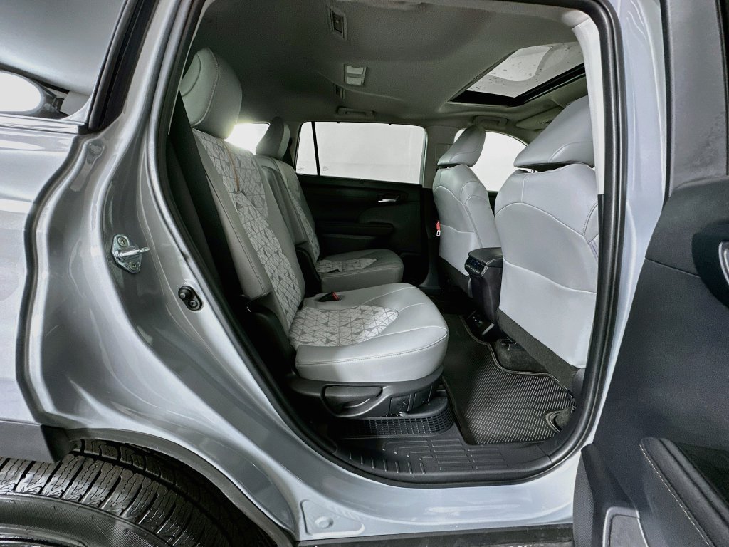 Used 2023 Toyota Highlander Bronze Edition FWD image 28