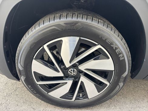 Used 2025 Volkswagen Atlas SE image 31