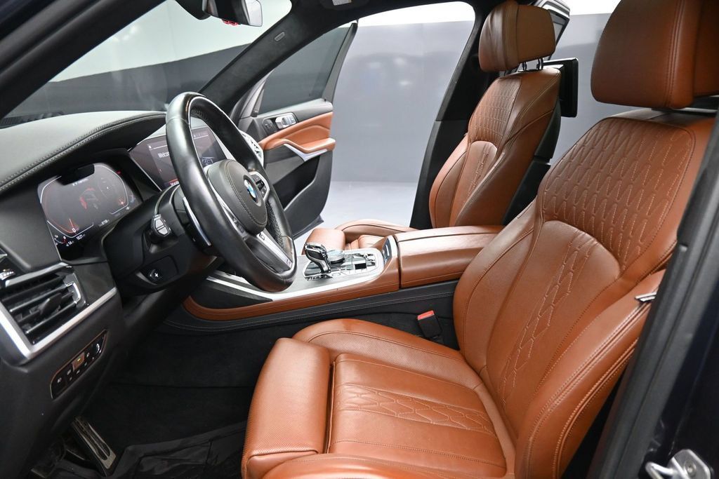 Used 2020 BMW X7 M50i w/ Dynamic Handling Package AWD/4WD image 9