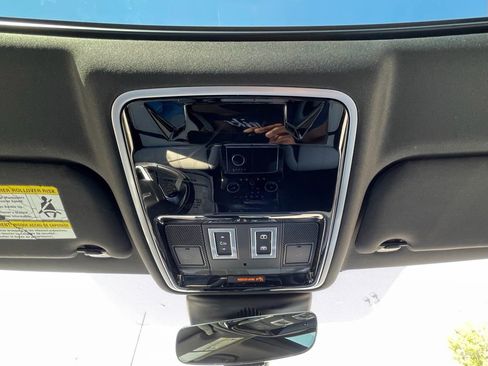 Used 2019 Land Rover Range Rover Velar R-Dynamic SE image 29