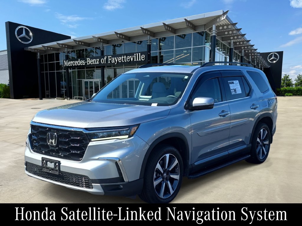 Used 2025 Honda Pilot Touring image 1