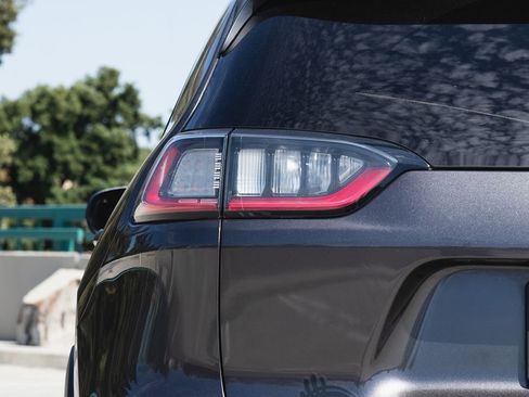 Used 2019 Jeep Cherokee Latitude Plus image 7