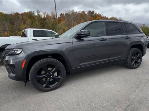 Used 2023 Jeep Grand Cherokee Altitude image 4