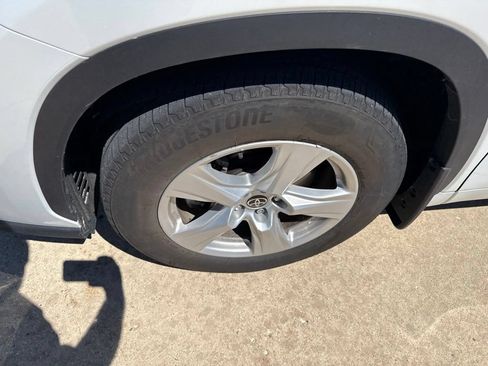 Used 2022 Toyota Highlander LE AWD/4WD image 12