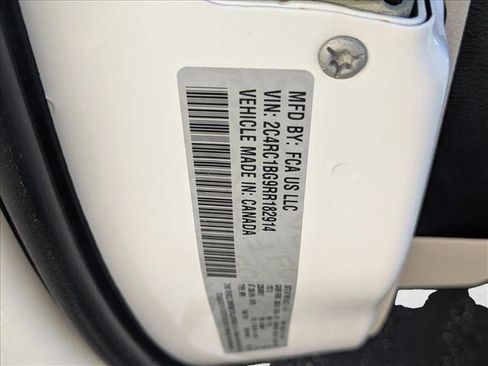 Used 2024 Chrysler Pacifica Touring-L image 16