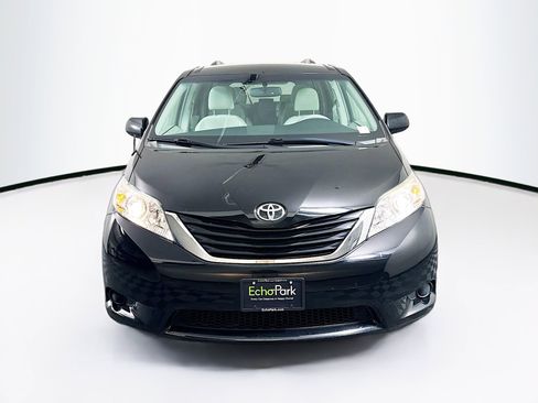 Used 2011 Toyota Sienna LE w/ Towing Pkg FWD image 2