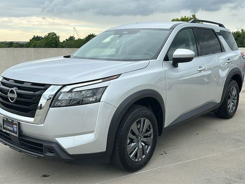 Used 2025 Nissan Pathfinder SV FWD image 8