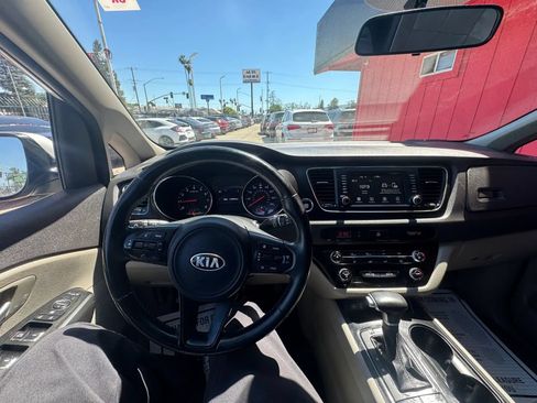 Used 2017 Kia Sedona LX w/ LX Essentials Premium Package FWD image 8