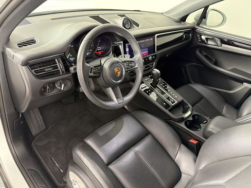 Certified 2025 Porsche Macan AWD/4WD image 4