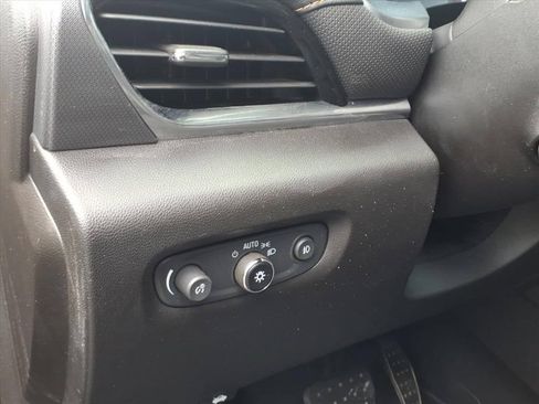 Used 2021 Chevrolet Traverse Premier FWD image 18