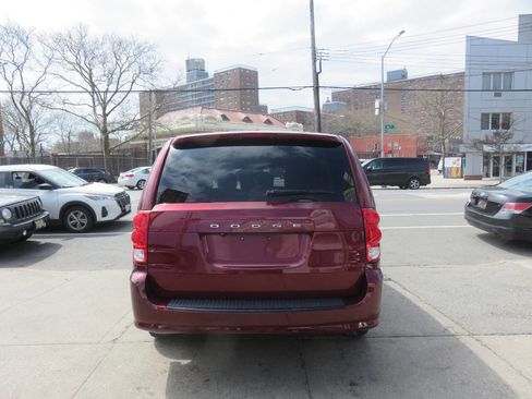 Used 2018 Dodge Grand Caravan SXT w/ Blacktop Package image 8