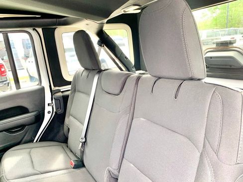 Used 2022 Jeep Wrangler Unlimited Sahara image 13