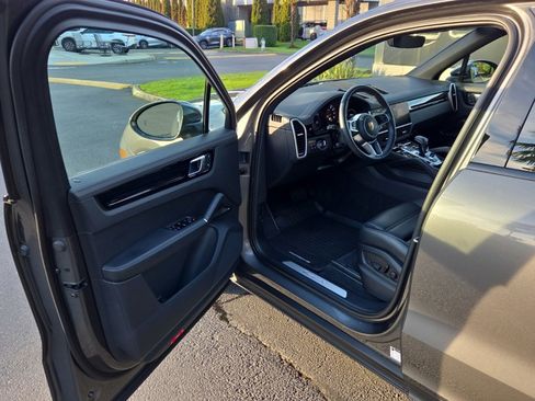 Used 2023 Porsche Cayenne Platinum Edition image 10