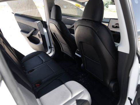 Used 2024 Tesla Model Y Long Range AWD/4WD image 17