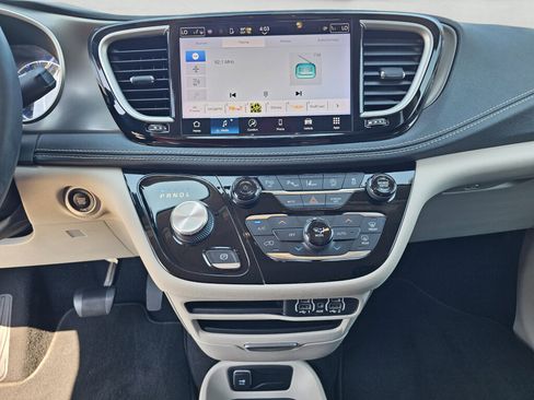 Used 2023 Chrysler Pacifica Touring-L FWD image 25