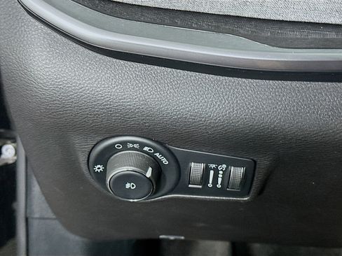 Used 2025 Jeep Compass Latitude AWD/4WD image 17