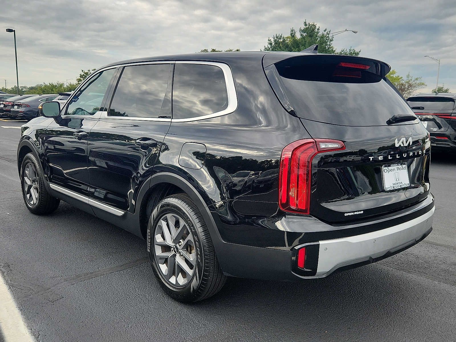 Used 2024 Kia Telluride LX FWD image 4