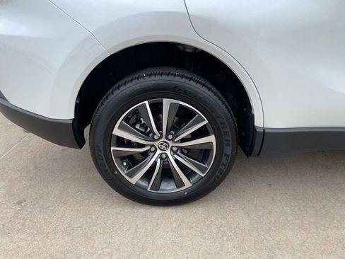 Certified 2024 Toyota Venza LE image 22