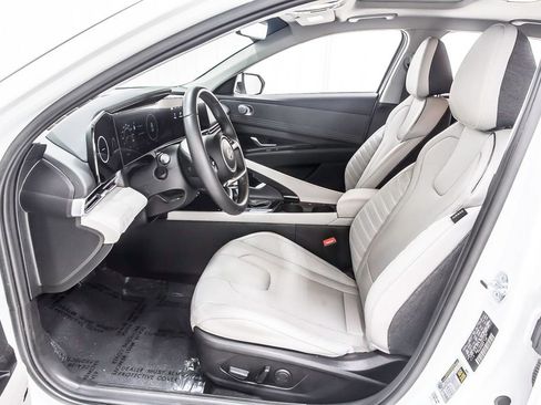 Used 2025 Hyundai Elantra Limited image 27