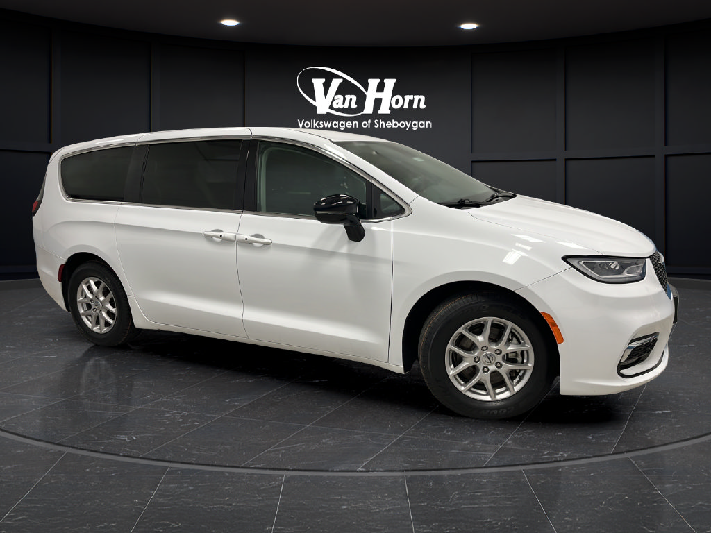 Used 2024 Chrysler Pacifica Touring-L FWD image 1