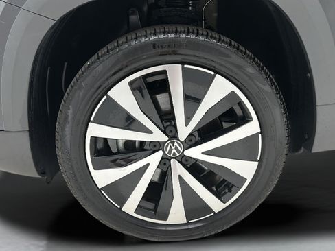 Used 2023 Volkswagen Taos SE w/ Panoramic Sunroof Package FWD image 8