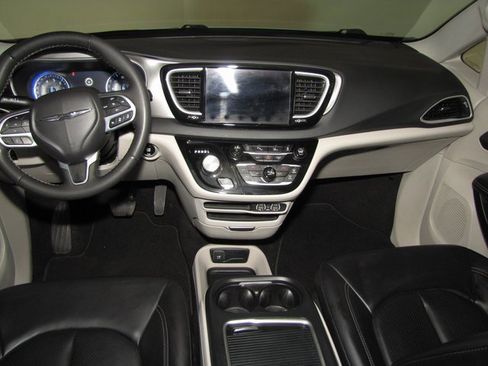 Used 2023 Chrysler Pacifica Touring-L image 13