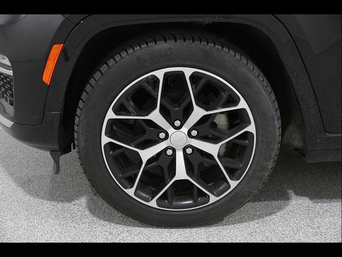 Used 2023 Jeep Grand Cherokee Summit AWD/4WD image 25
