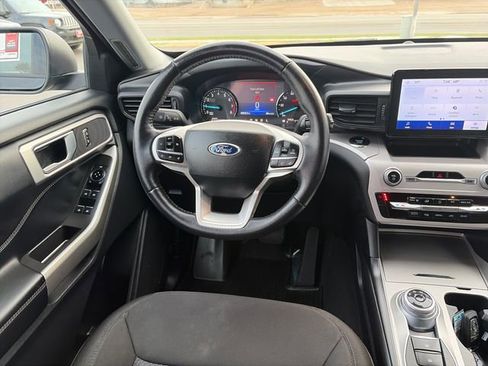 Used 2023 Ford Explorer XLT AWD/4WD image 30