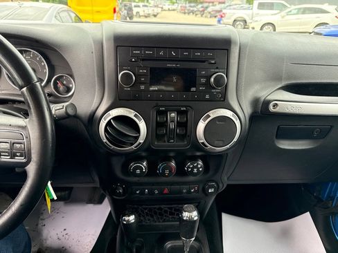 Used 2015 Jeep Wrangler Unlimited Sahara w/ Max Tow Package AWD/4WD image 7