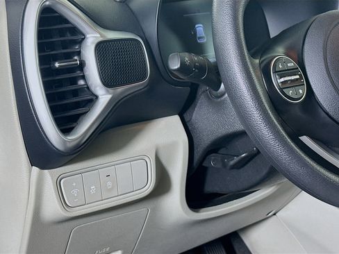 Used 2023 Kia Soul LX image 17