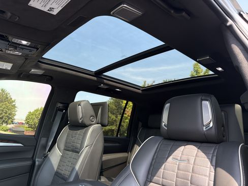Used 2025 Cadillac Escalade ESV Sport Platinum w/ LPO, ONYX Package AWD/4WD image 8