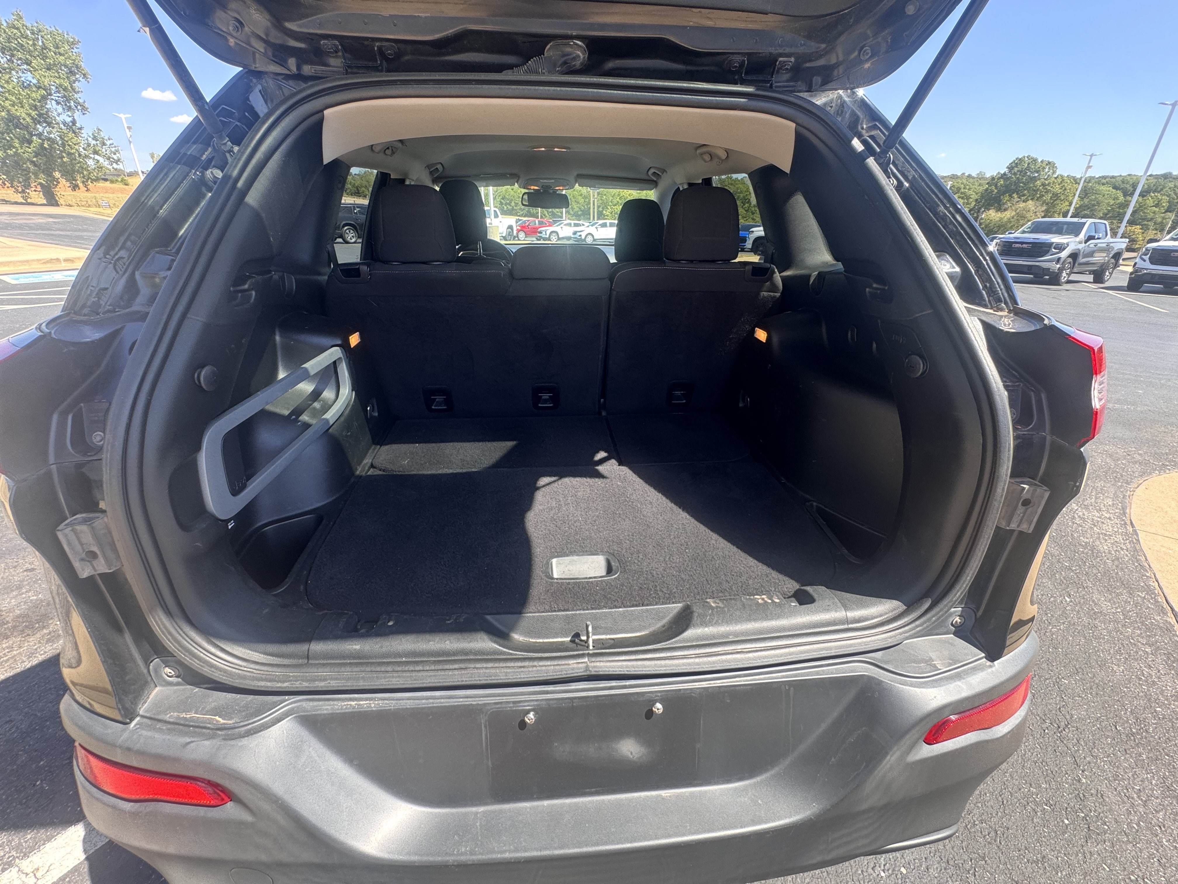 Used 2017 Jeep Cherokee Latitude FWD image 6