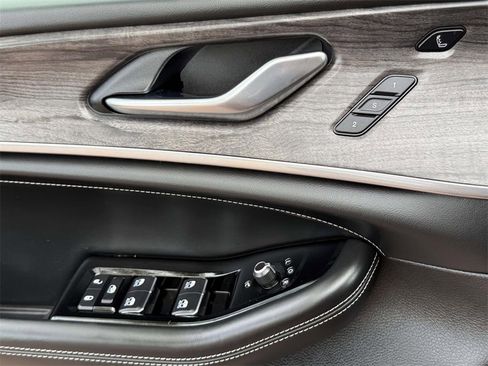 Used 2022 Jeep Grand Cherokee Overland w/ Luxury Tech Group IV image 17