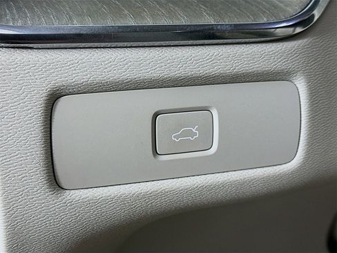 Used 2023 Volvo XC60 B6 Ultimate w/ Protection Package Premier image 10