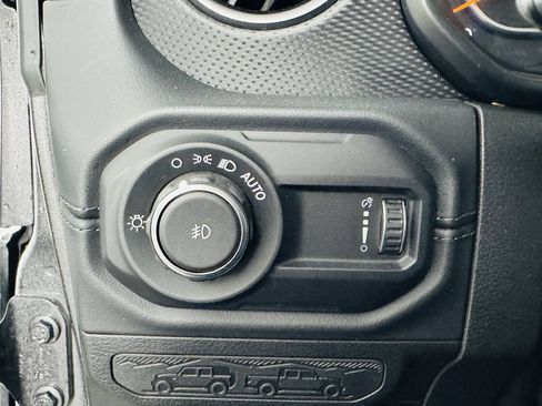 Used 2025 Jeep Wrangler Unlimited Rubicon w/ Convenience Group AWD/4WD image 8