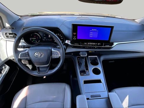 Used 2025 Toyota Sienna XLE FWD image 15