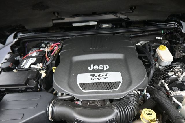 Used 2013 Jeep Wrangler Rubicon w/ Dual Top Group AWD/4WD image 21