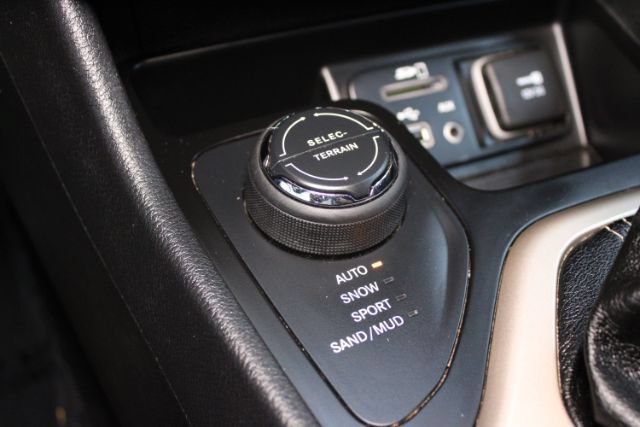 Used 2014 Jeep Cherokee Latitude w/ Cold Weather Group AWD/4WD image 15