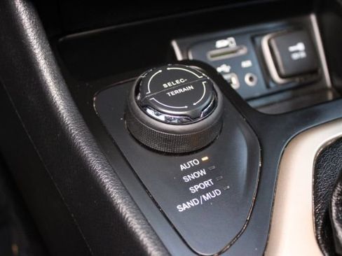 Used 2014 Jeep Cherokee Latitude w/ Cold Weather Group AWD/4WD image 15